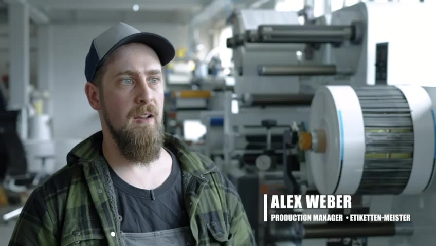 Alexander Weber, Production Manager at Etiketten-Meister, in front of a PrintsPaul machine