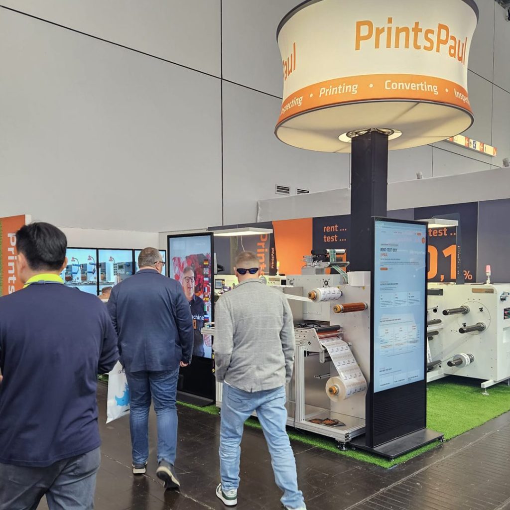 PrintsPaul standındaki ziyaretçiler