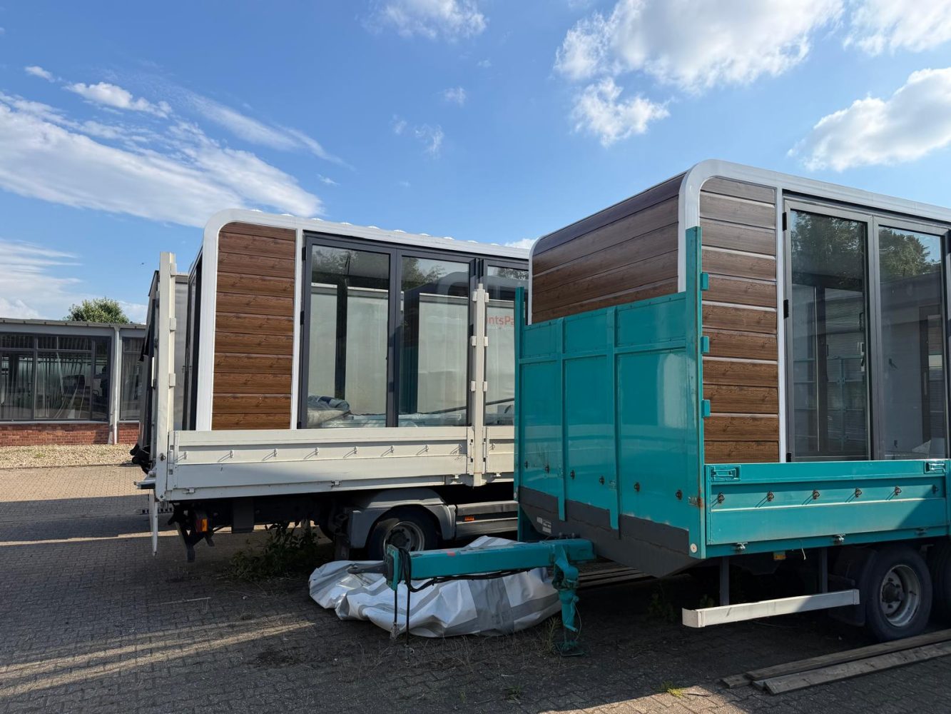 Kamyonlar üzerinde PrintsPaul'un iki mobil showroom'u