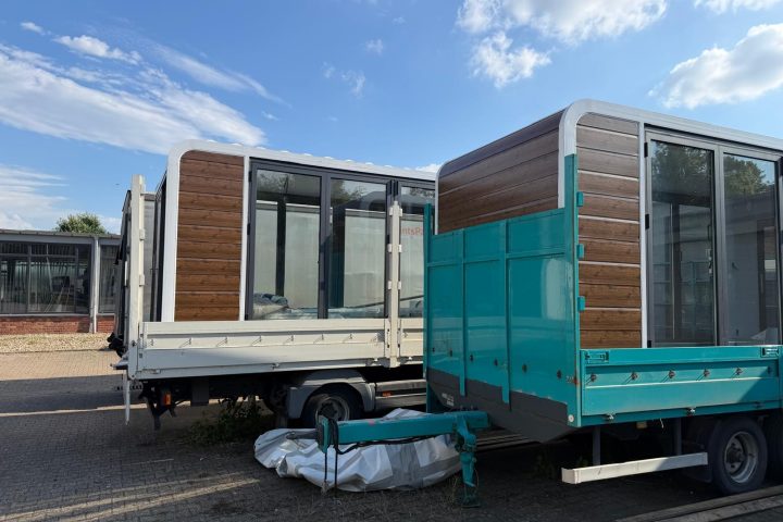 Kamyonlar üzerinde PrintsPaul'un iki mobil showroom'u