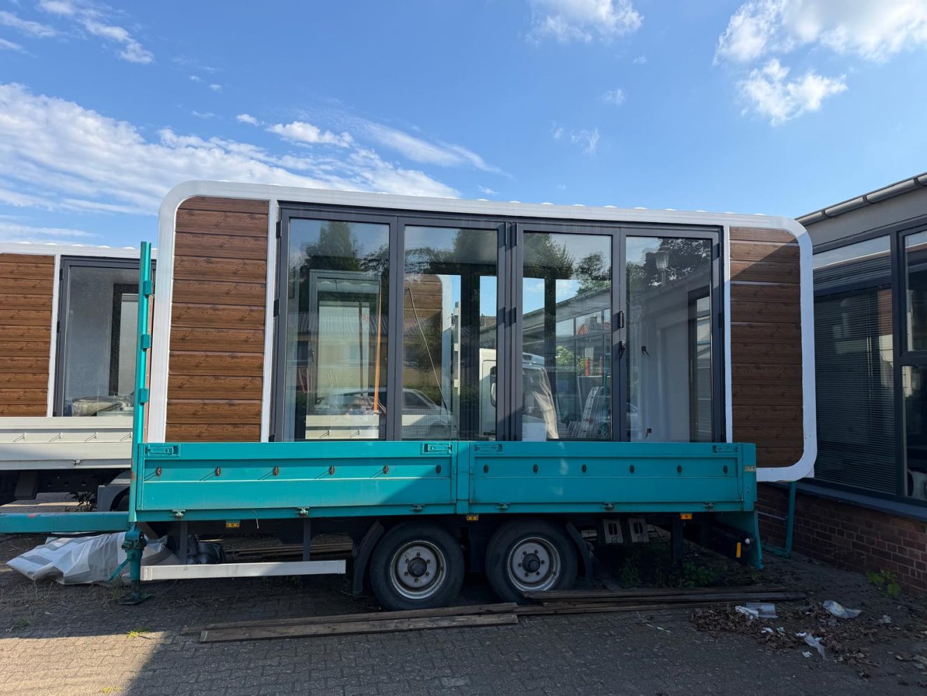 Römork üzerinde geniş cam cepheli mobil showroom